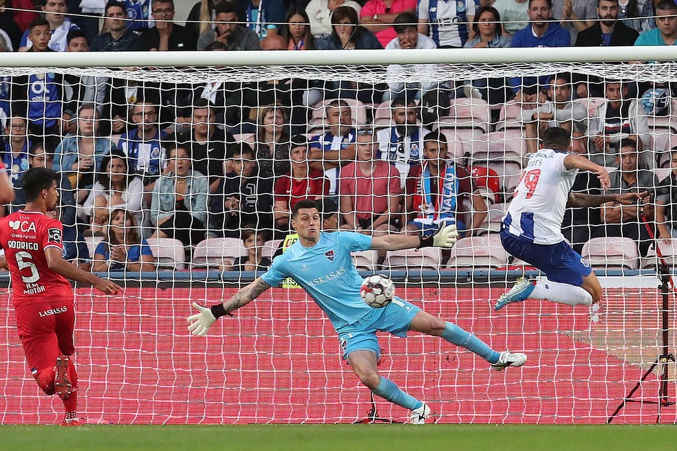 Ex-São Paulo se torna goleiro com mais defesas de pênalti no Campeonato Português