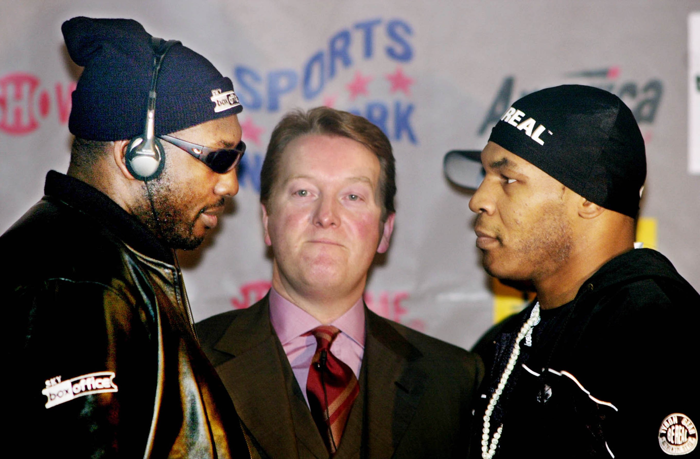 Julius Francis encara Mike Tyson em promoção de luta nos anos 2000 (Foto: getty)