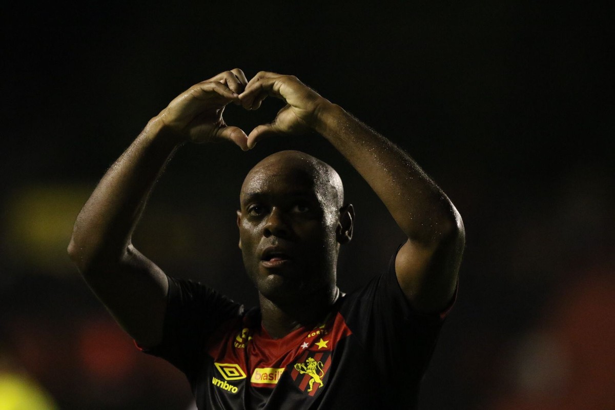 Goleador e garçom, Vagner Love amplia