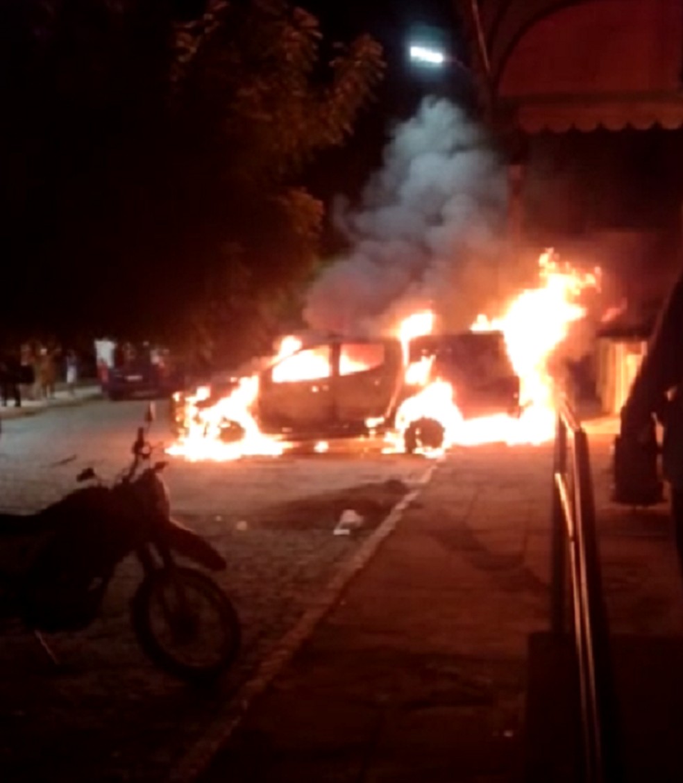 Viatura da Polícia Militar foi incendiada por criminosos na cidade de Lajes, na região Central potiguar — Foto: Reprodução