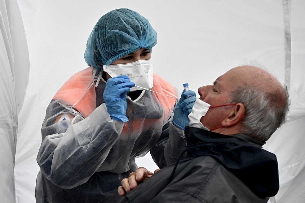 Teste de Covid-19 aplicado em idoso — Foto: Philippe Lopez/AFP