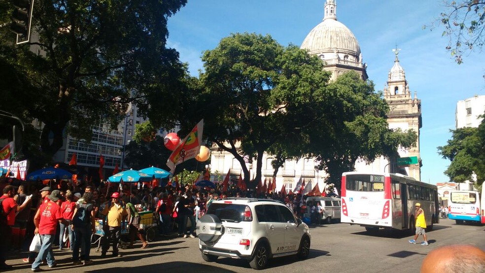 Manifestantes protestam na região da Candelária, no Centro do Rio (Foto: Cassio Bruno/G1)