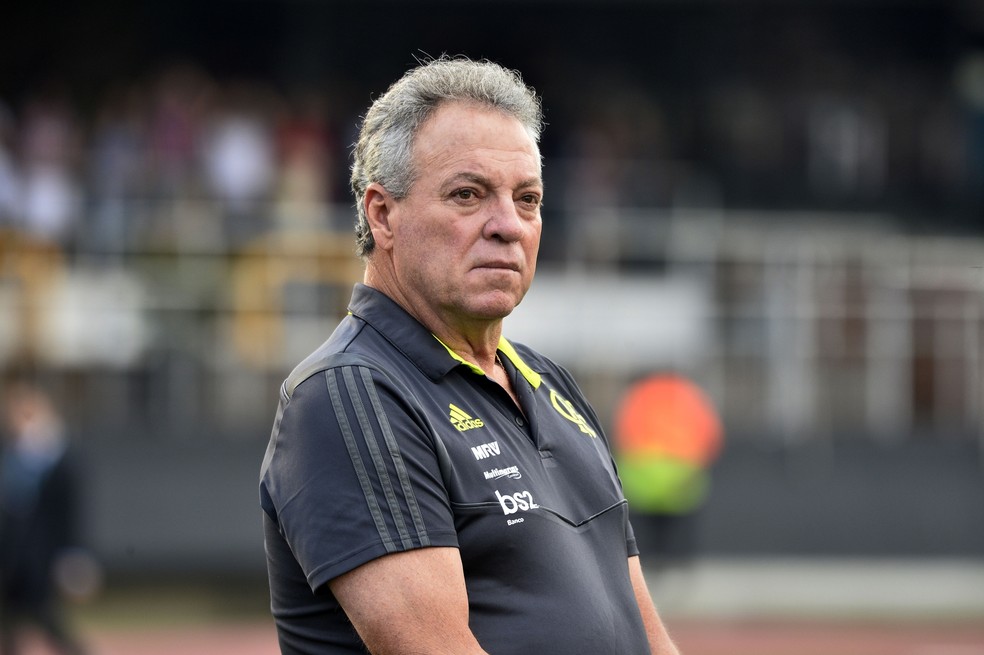O técnico Abel Braga tem a bola aérea defensiva como fator para correção na defesa rubro-negra — Foto: Marcos Ribolli/GloboEsporte.com