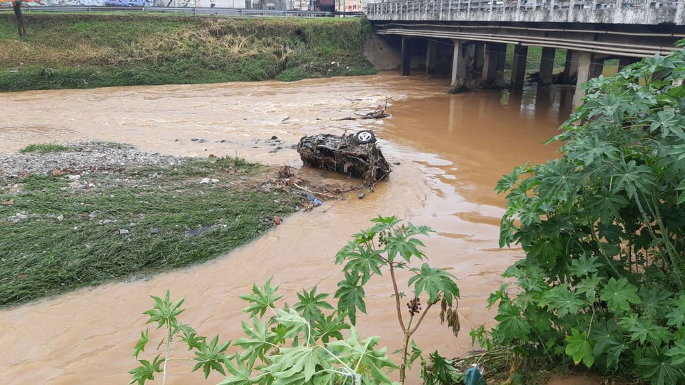Familiares disseram que carro próximo à ponte da Rua Benjamim Constant em Juiz de Fora seria da vítima; Bombeiros ainda não conseguiram confirmação oficial — Foto: Augusto Medeiros/G1