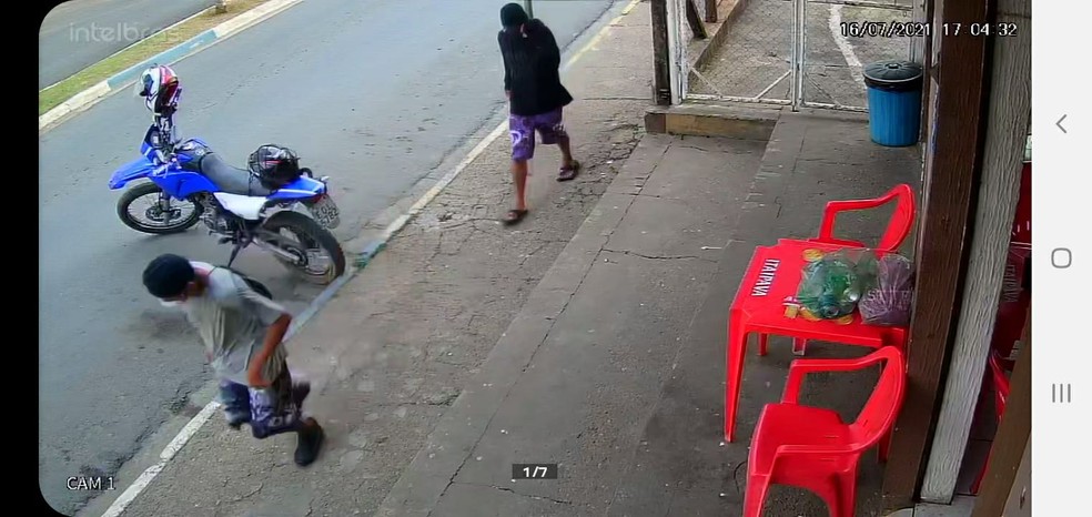 Dupla foi reconhecida pelas roupas que usava no crime em Conchas  — Foto: Circuito de segurança/Reprodução 