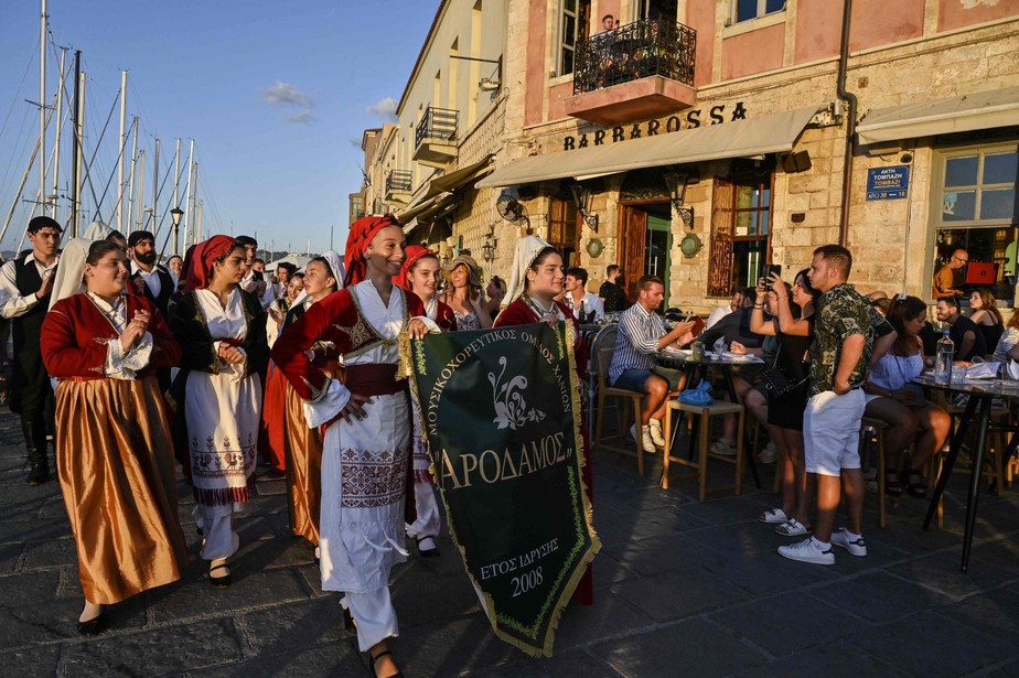 Em Creta, na Grécia, um dos países que registra mais casos diários de Covid, prioridade é recuperar as perdas do setor turístico