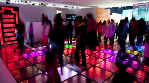 Placas produzidas pela Energy Floors absorvem energia dos movimentos de dança (Foto: Divulgação)
