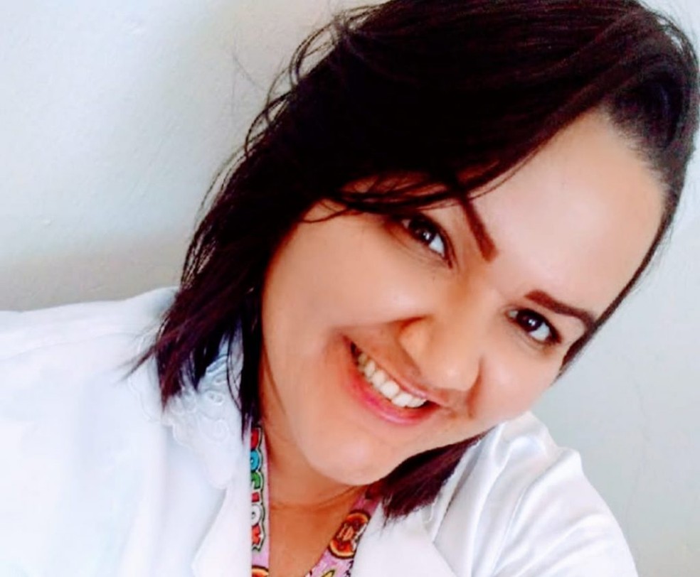 Renata Maur�cio decidiu ser enfermeira ao ver a dedica��o desses profissionais em cuidar de seu pai, que morreu de c�ncer quando ela tinha 13 anos � Foto: Renata Maur�cio/Arquivo Pessoal