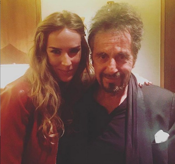 A atriz inglesa Charlotte Kirk em evento em Hollywood na companhia de Al Pacino (Foto: Instagram)