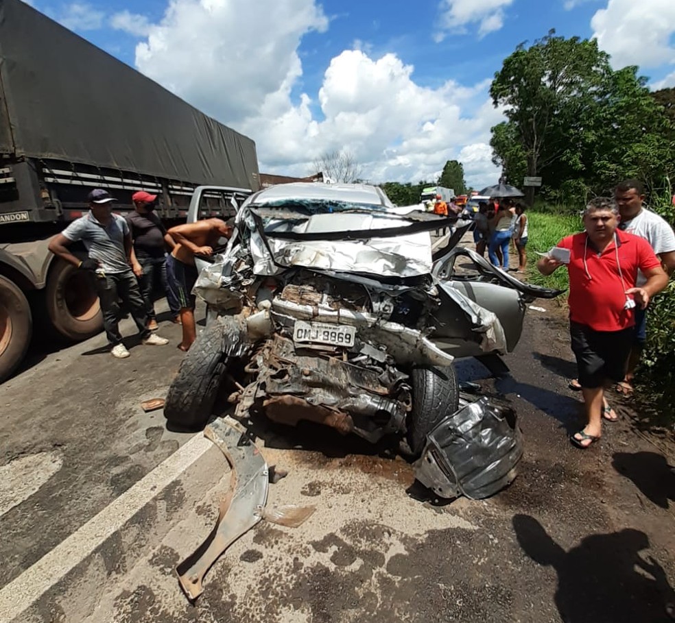 Homem morre após colisão entre caminhonete e carreta na BR-135, no Maranhão — Foto: Divulgação/PRF