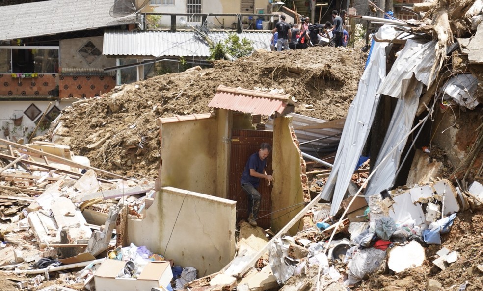 Homem é visto em meio a escombros após tragédia em Petrópolis — Foto: Marcos Serra Lima/g1