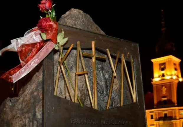 Monumento em memória aos cerca de 22 mil soldados poloneses mortos pelos russos no que ficou conhecido como Massacre de Katyn. Rússia negou por mais de cinco décadas responsabilidade sobre as mortes (Foto: JAAP ARRIENS/NURPHOTO VIA GETTY IMAGES (via BBC))