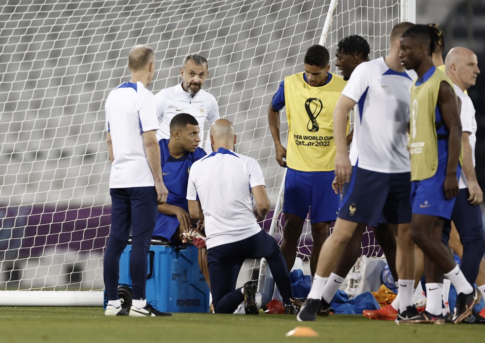 Mbappé participa de treino da França com tornozelo enfaixado — Foto: Reuters