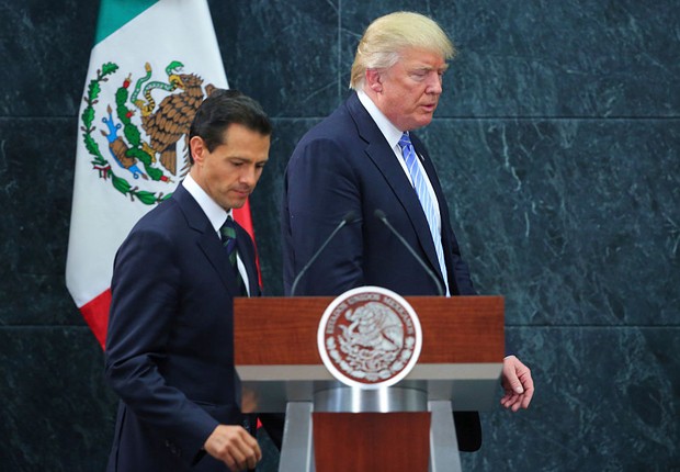 O presidente do méxico, Enrique Peña Nieto, junto ao candidato à presidência dos Estados Unidos Donald Trump, após um encontro em Los Pinos, em 31 de agosto  (Foto: Hector Vivas/LatinContent/Getty Images)