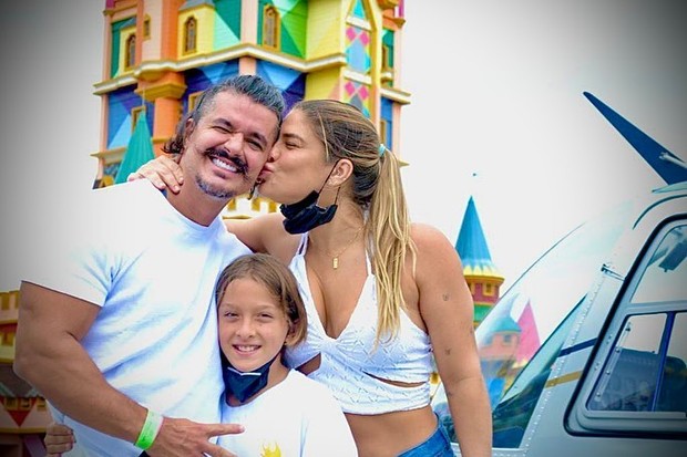 Priscila Fantin curte parque com o filho, Romeo, e o marido, Bruno Lopes (Foto: Reprodução/Instagram)