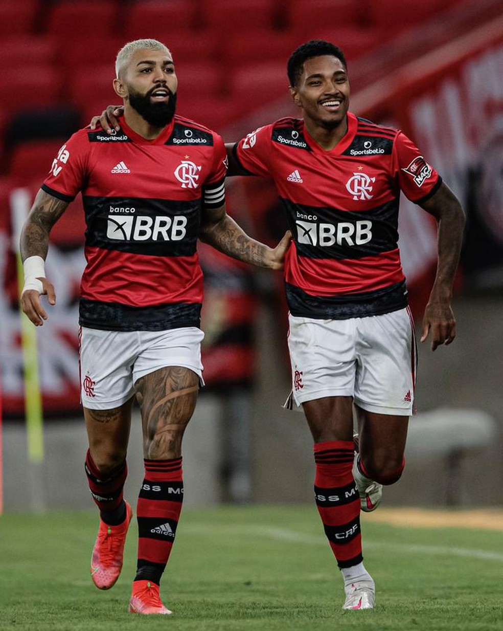 Vitinho e Gabriel comemoram o quarto gol do Flamengo — Foto: André Mourão / Foto FC