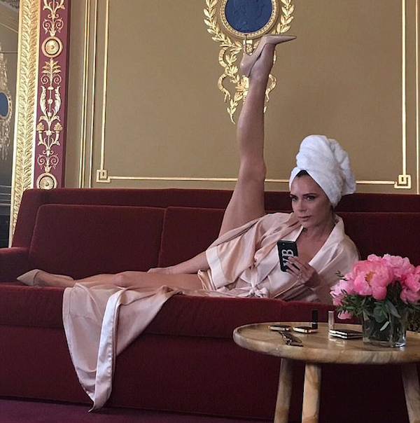 A cantora e estilista Victoria Beckham em sua pose com a perna levantada (Foto: Instagram)