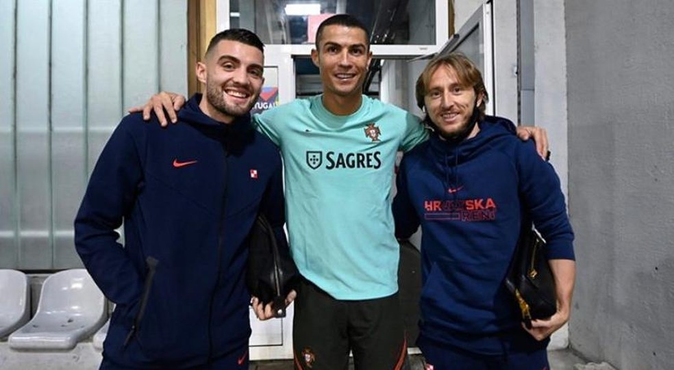 Cristiano Ronaldo posa com Kovacic e Modric, ex-companheiros de Real Madrid, na véspera de Croácia x Portugal — Foto: Reprodução/Instagram