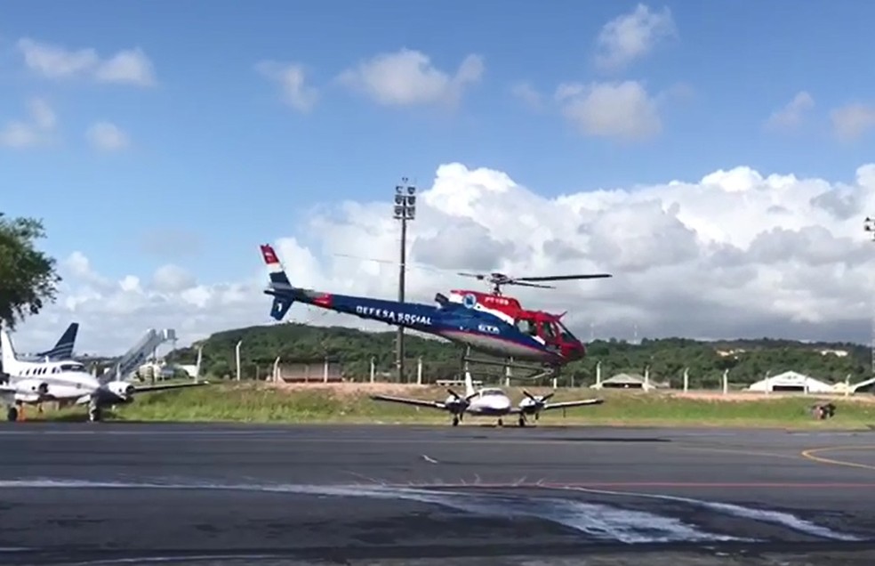 Helicóptero partiu do Recife para sobrevoar praias do litoral pernambucano e monitorar possível aparecimento de manchas na costa do estado — Foto: Secretaria Estadual de Meio Ambiente de Pernambuco/Divulgação