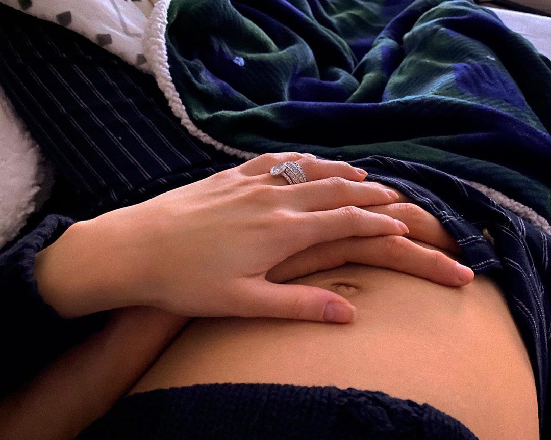 Carol Dias ganha carinho de Kaká na barriguinha de grávida (Foto: Reprodução Instagram)