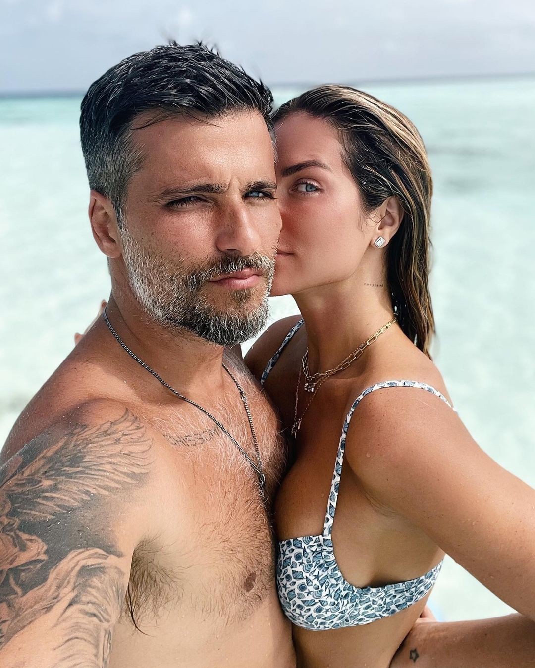 Bruno Gagliasso e Giovanna Ewbank posam nas Maldivas em férias sem os filhos (Foto: Reprodução / Instagram)