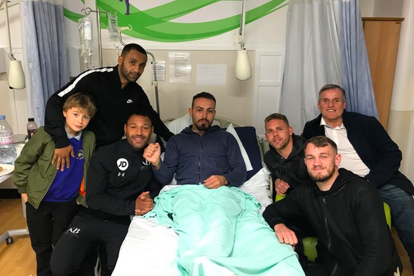 O boxeador Lee Noble com amigos e familiares em um hospital (Foto: Twitter)