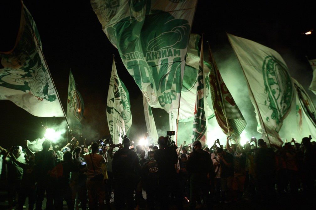 Torcida do Palmeiras antes do embarque para o Catar — Foto: Marcos Ribolli