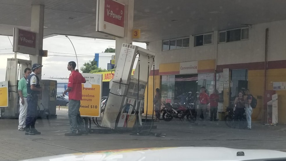 Bomba do posto de combustível foi atingida por motorista do DF que teria tentado sair sem pagar a conta — Foto: Polícia Militar/ Divulgação