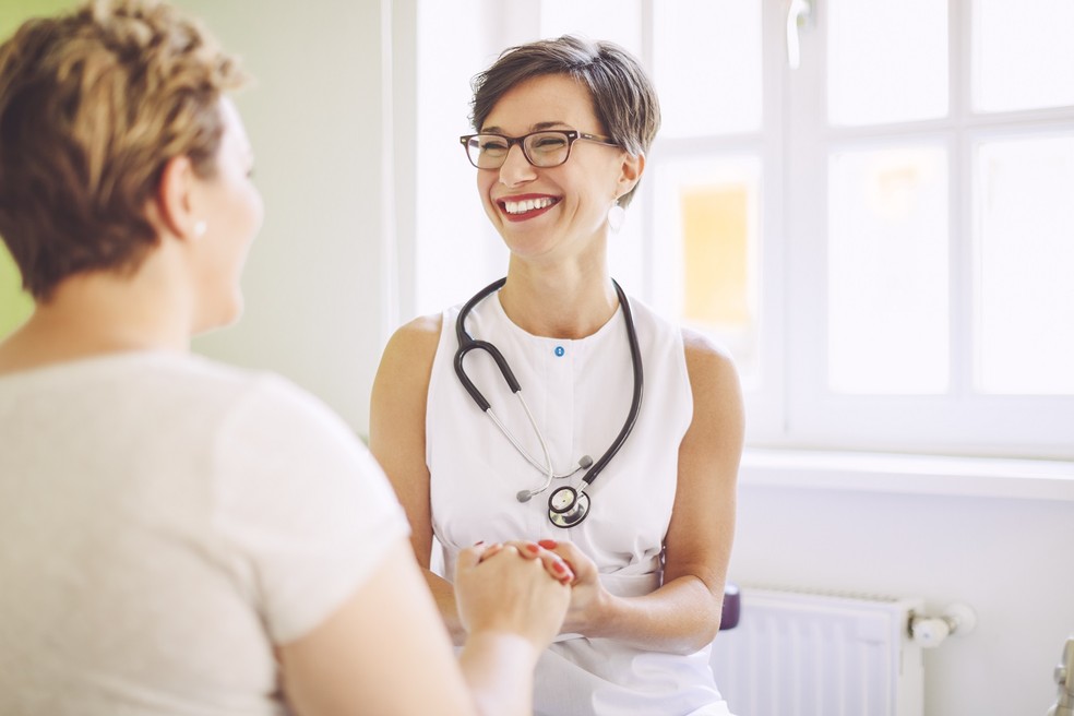 Médico esclarece dúvidas sobre a hora de procurar de procurar um geriatra. (Foto: Ilustração/ Farma Conde)