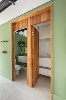O lavabo atual era o antigo banheiro do apartamento e foi dividido para criar uma pequena lavanderia. Projeto do Studio 3.7