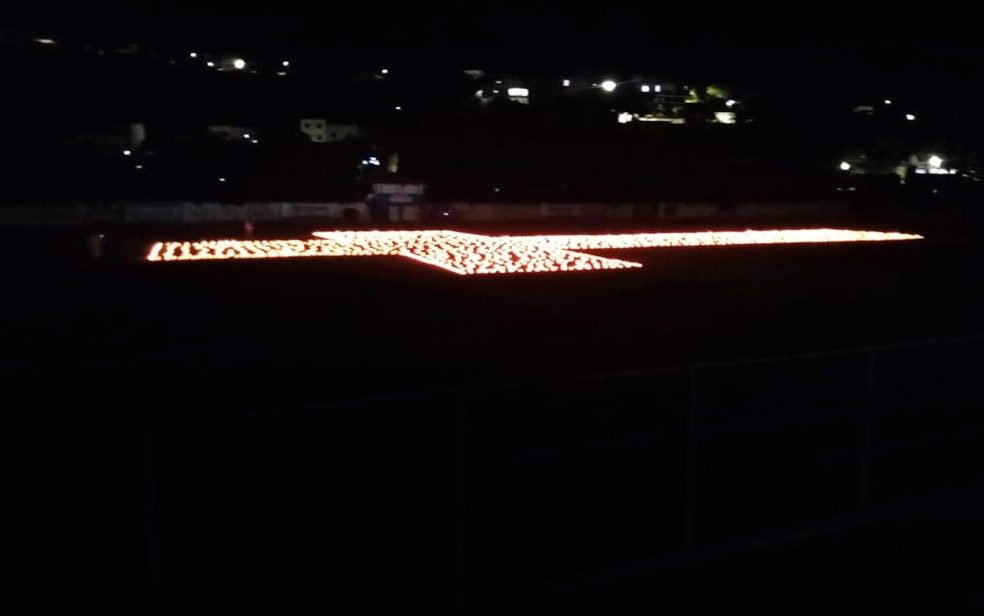 Quase 2 mil velas acesas em estádio da cidade de Mutuípe, na Bahia — Foto: Monique Barbosa/Arquivo Pessoal