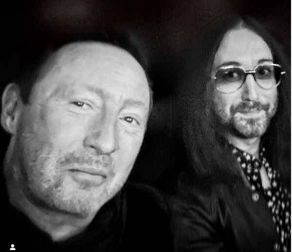 Os filhos de John Lennon (1940-1980), Julian Lennon e Sean Lennon, no lançamento do documentário  The Beatles: Get Back (2021) (Foto: Instagram)