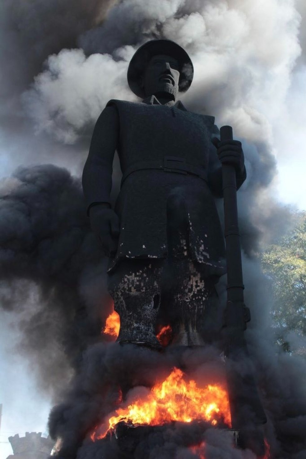Grupo de pessoas ateou fogo à estátua de Borba gato, na Zona Sul de SP — Foto: Reprodução/ TV Globo