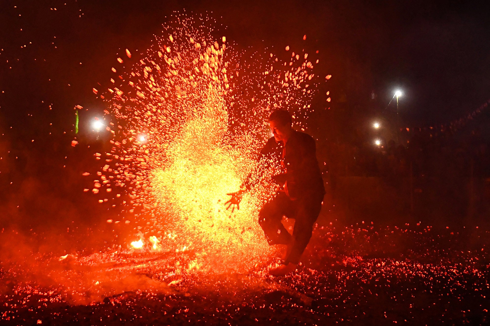 Ritual de dança com fogo gera cenas impressionantes no Vietnã; VÍDEO e FOTOS