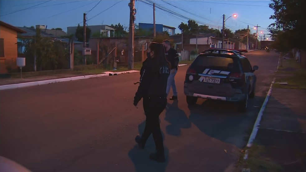 Polícia fez operação na manhã desta segunda para prender o suspeito em Canoas — Foto: Reprodução/RBS TV