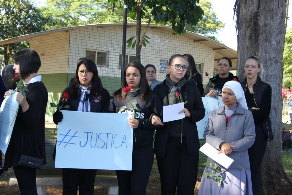 Colegas que trabalhavam no hospital em Conchal com a obstetriz Nelly vestiram preto para trabalhar (Foto: Fabio Rodrigues/G1)