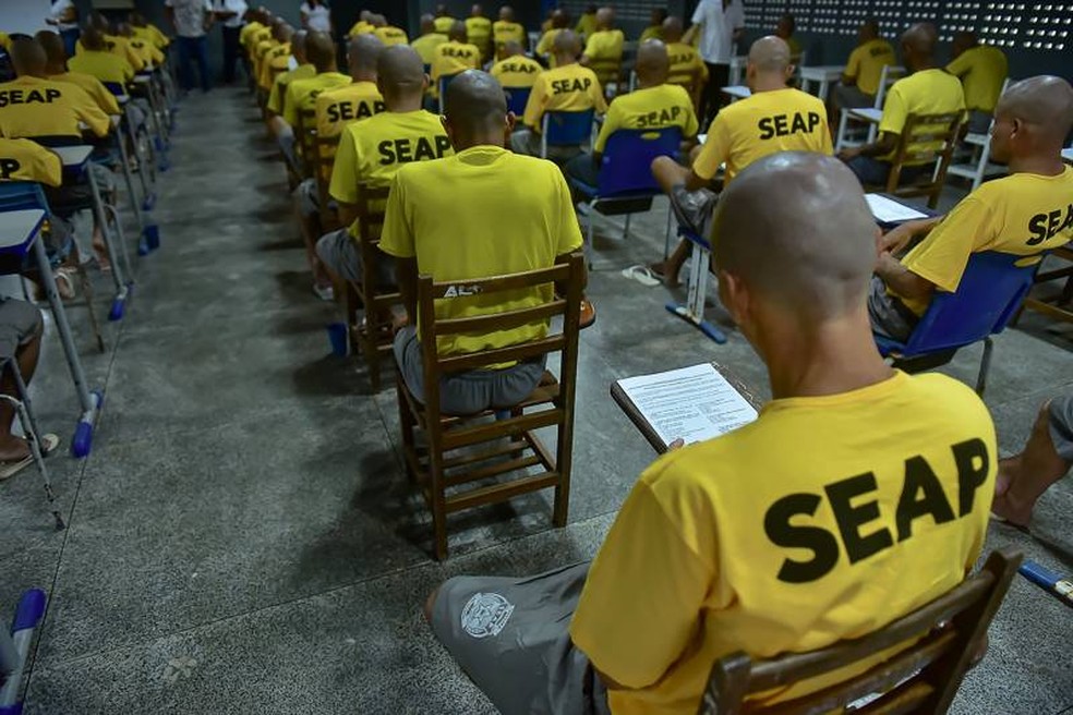 Internos durante aplicação da prova do Enem, no Pará. — Foto: Uchoa Silva / NCS Seap