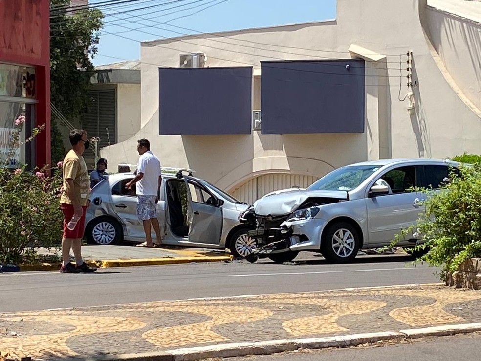 Batida envolveu dois carros em cruzamento no Centro de Presidente Prudente — Foto: Guilherme Vila Real