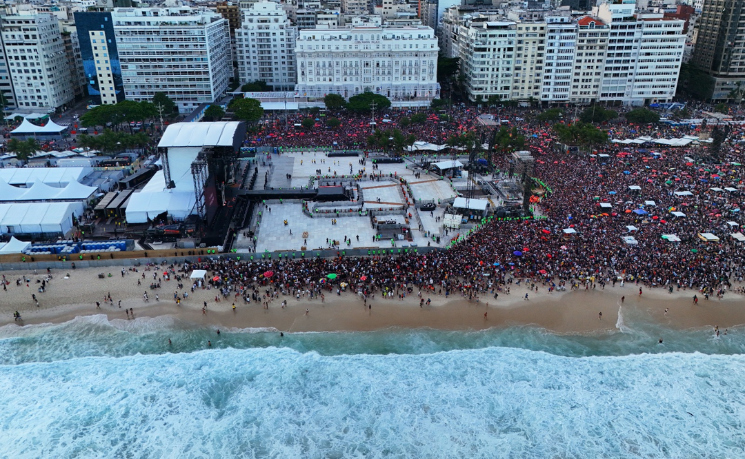 Imagem aérea mostra a Praia de Copacabana lotada no fim da tarde de sábado para o show de Lady Gaga