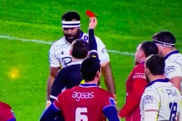 O jogador de rugby fijiano Josaia Raisuqe sendo expulso pelo juiz Laurent Millotte após levantá-lo em seguida ao apito final de Nevers X Beziers (Foto: Reprodução)
