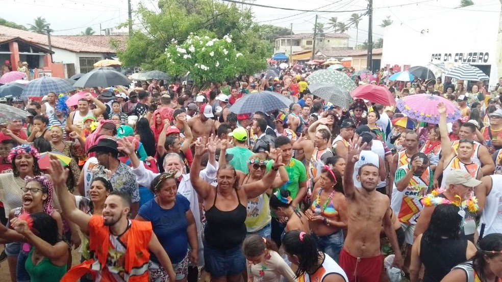 Chuva não desanimou os foliões do Baiacu na Vara (Foto: Ediana Miralha/Inter TV Cabugi)
