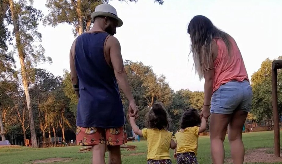 Bruna Surfistinha e o ex Xico Santos com as filhas, Elis e Maria