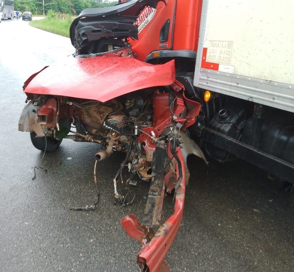 Acidente entre carro e caminhão deixa uma pessoa morta e outra ferida, no sul da BA — Foto: Redes Sociais