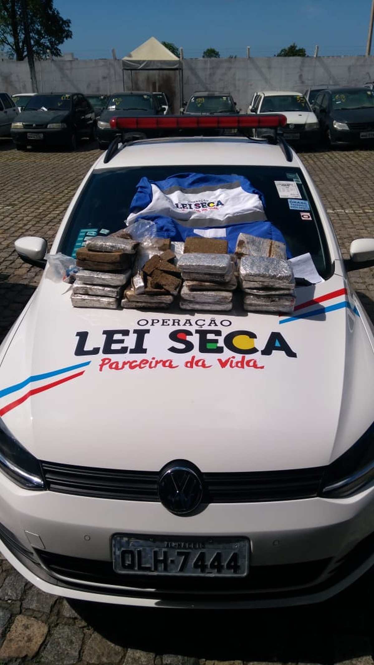 Funcionários do DetranAL encontram droga dentro de carro que estava no