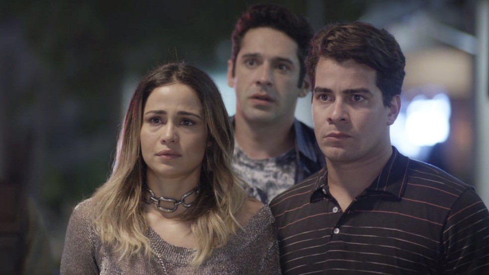 Sandra Helena, Agnaldo e Júlio sofrem ao verem Malagueta (Foto: TV Globo)