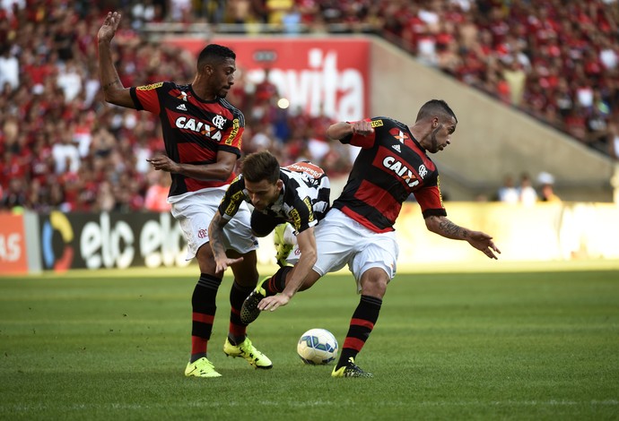 Lédio diz que o Flamengo sofre com poucas opções no sistema ofensivo