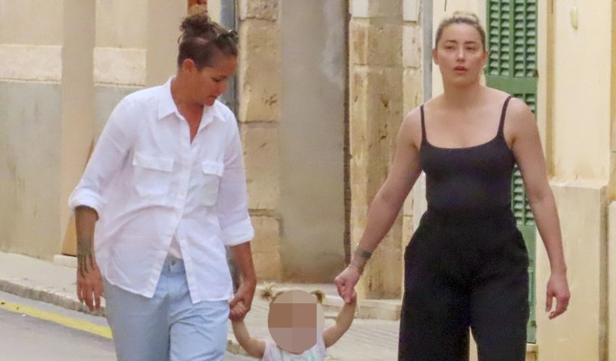 Amber Heard passeia com a namorada e a filha em Palma de Mallorca