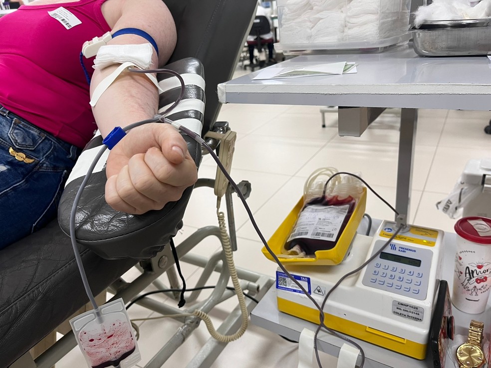 Pessoa doando sangue no Hemopi — Foto: Foto: Isabela Leal / g1 