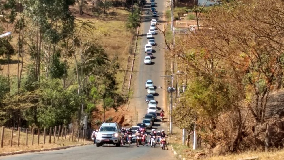 Corpo seguiu em cortejo até o cemitério de Carmo do Paranaíba — Foto: Paulo Barbosa/TV Integração