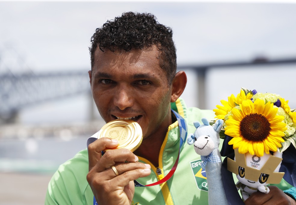 Isaquias Queiroz com a medalha de ouro no C1 1000m — Foto: André Durão/ge
